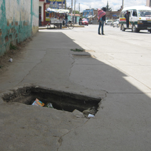Danger in Peru: Potholes Peligro en PerĂº: Huecos en el Suelo